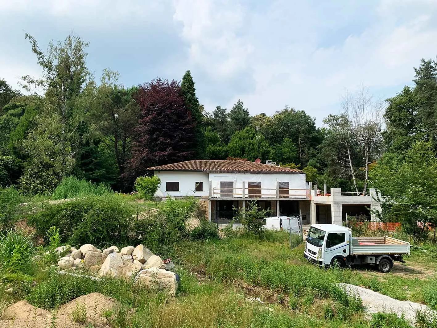 Villa nel Bosco prima dell’intervento, durante le demolizioni