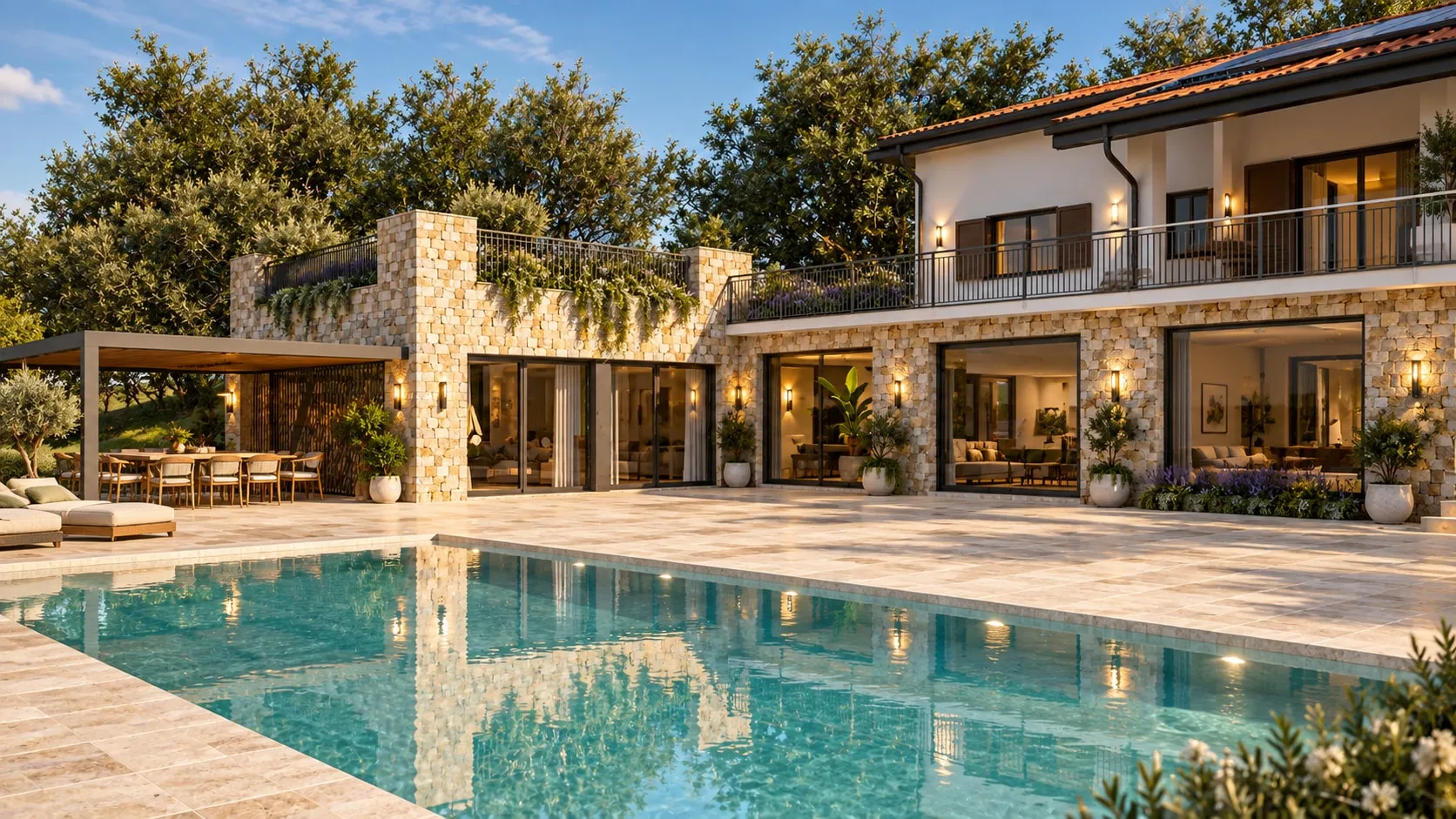 Rendering di scorcio del fronte sulla piscina, con la vasca in primo piano: a sinistra una pergola con tavolo da pranzo e sedie, poi l’ala in pietra con vetrate scorrevoli e piante sul terrazzo, e a destra la casa con il basamento in pietra, grandi vetrate e applique, e sopra il balcone e le finestre con scuri in legno